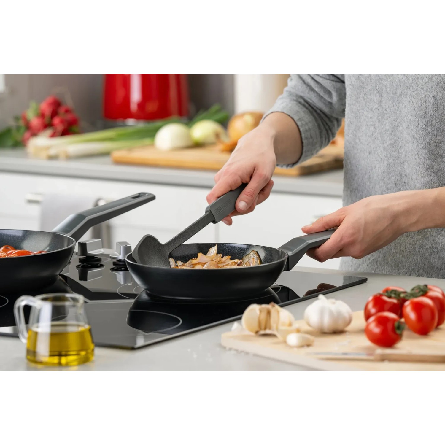 Fackelmann Bratpfanne Statement 20 cm in Benutzung auf einem Induktionsherd.