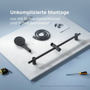 AM.PM X-Joy Duschset in Schwarz: Handbrause, Duschsäule und Schlauch auf hellem Untergrund.