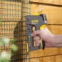 Stanley FatMax TR75 Handtacker beim Befestigen von Drahtgeflecht an einer Holzwand.