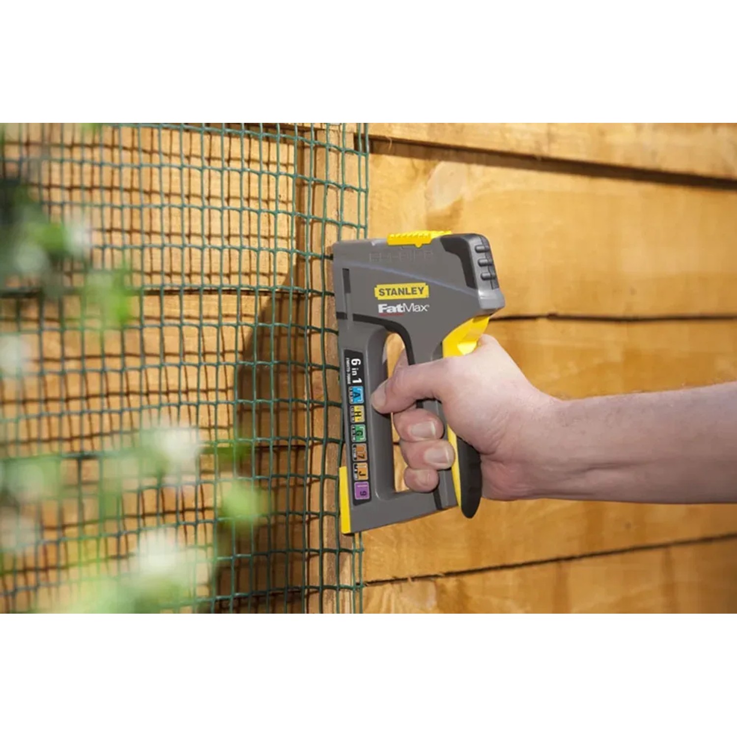 Stanley FatMax TR75 Handtacker beim Befestigen von Drahtgeflecht an einer Holzwand.