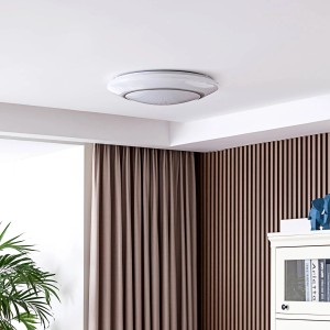 Weiße, dimmbare LED Deckenleuchte Felecina mit Leselampe im modernen Wohnzimmer.