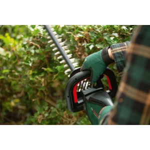 Bosch Akku-Heckenschere AdvancedHedgeCut 36 V-65-28 im Einsatz beim Heckenschnitt.