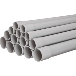 Stapel hellgrauer, starrer EN 16 Isolierrohre, je 2 m lang, für Aufputzmontage.