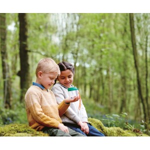 Zwei Kinder betrachten Insekt im Hape Entdecker Käferglas. Spielzeug für kleine Naturforscher.