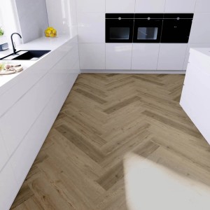 Anaturo Rigid-Vinylboden Eiche Varese Fischgrät verlegt in heller Küche.
