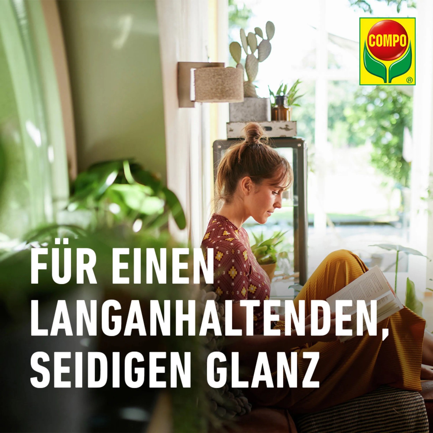 Frau liest mit glänzenden, gesunden Pflanzen im Hintergrund. Compo Blattglanz für Pflanzenstärkung.