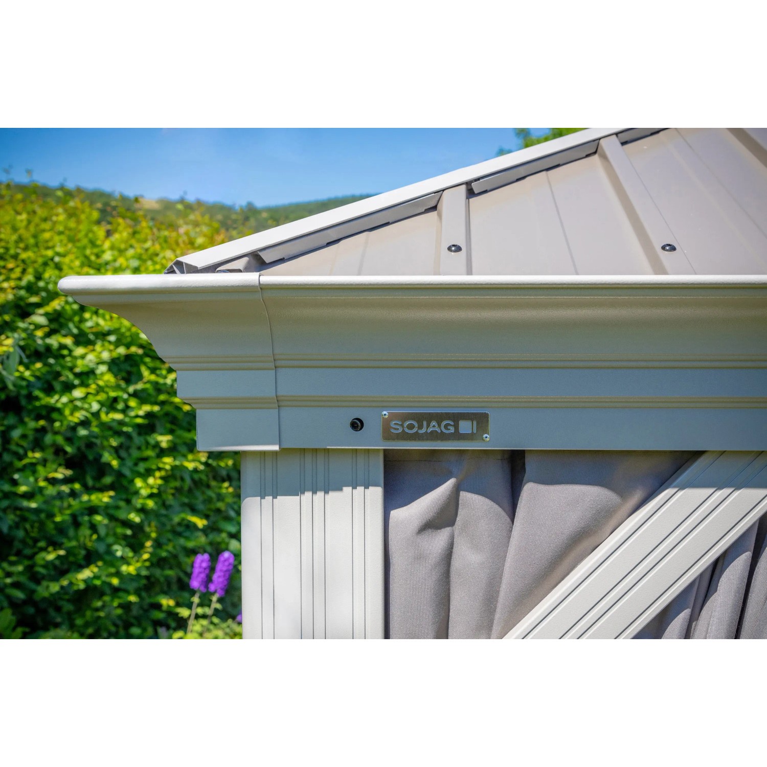 Detailansicht Sojag Pavillon Messina 10x12 Champagner mit Stahldach und Regenrinne.
