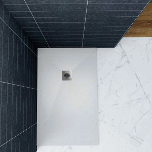 Rechteckige, weiße Duschwanne (90x100) in Schieferoptik mit Edelstahl-Ablaufabdeckung.