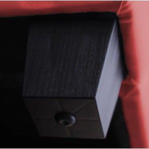 Detailaufnahme: Schwarzer Kunststofffuß des roten MCW 3er Sofa Lille Leder.