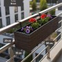 Brauner Vivanno Blumenkasten Balkoni 80 cm aus Polyrattan mit bunten Blumen am Balkongeländer.