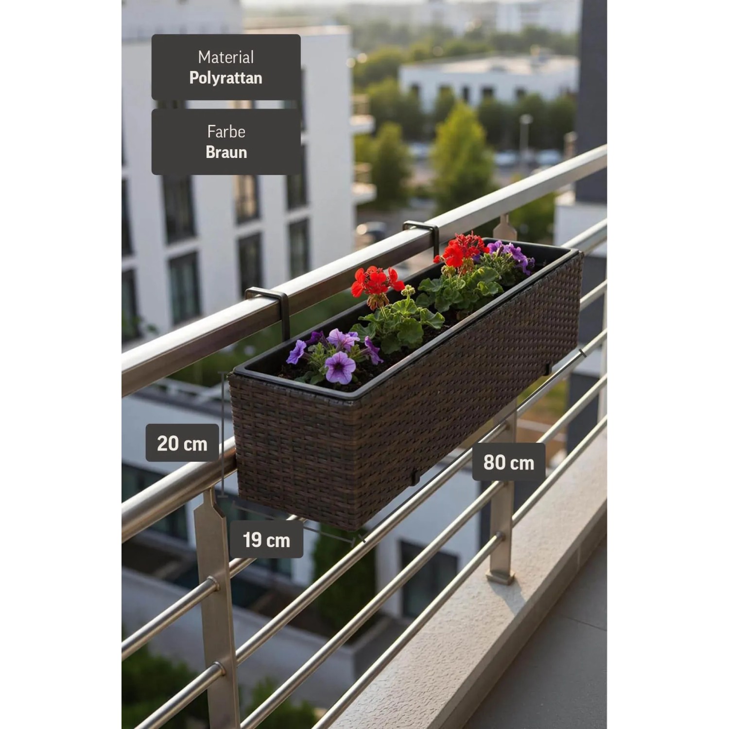 Brauner Vivanno Blumenkasten Balkoni 80 cm aus Polyrattan mit bunten Blumen am Balkongeländer.