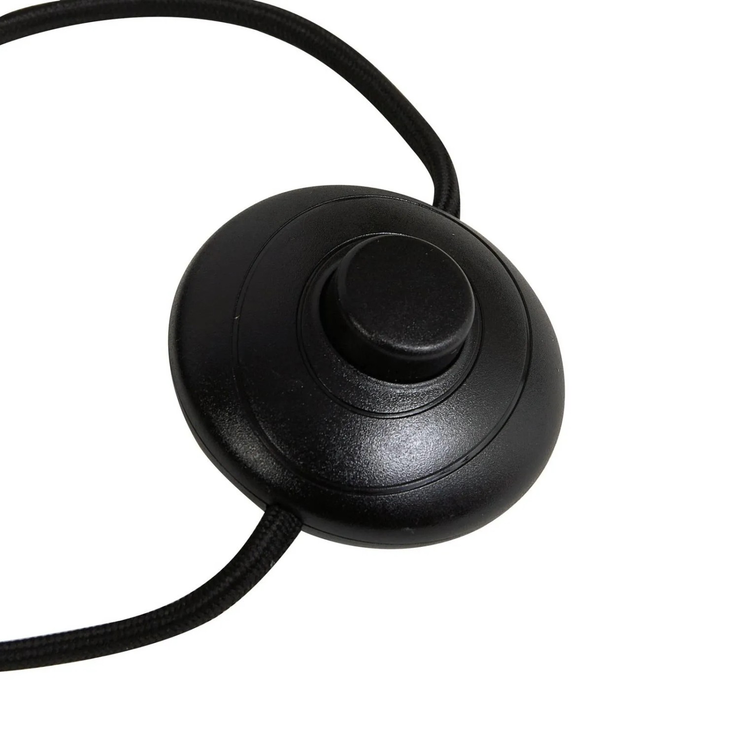 Detailaufnahme des schwarzen Fußschalters der Lucande Kestralia Stehlampe.