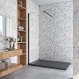 Walk-In Dusche mit schwarzem Rahmen und Stabilisierungsstange im Badezimmer.