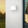 Weißer LED-Außenstrahler Faedo von Eglo, montiert an einer Wand. Quadratisches Design für die Außenbeleuchtung.