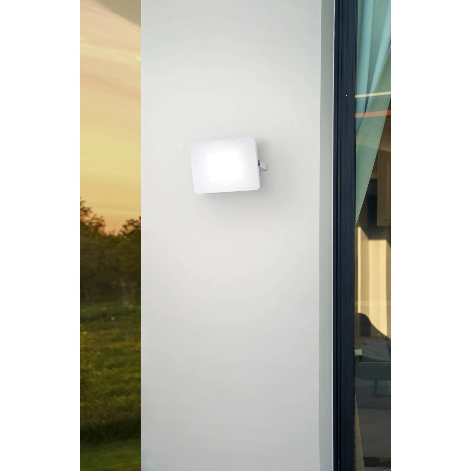 Weißer LED-Außenstrahler Faedo von Eglo, montiert an einer Wand. Quadratisches Design für die Außenbeleuchtung.