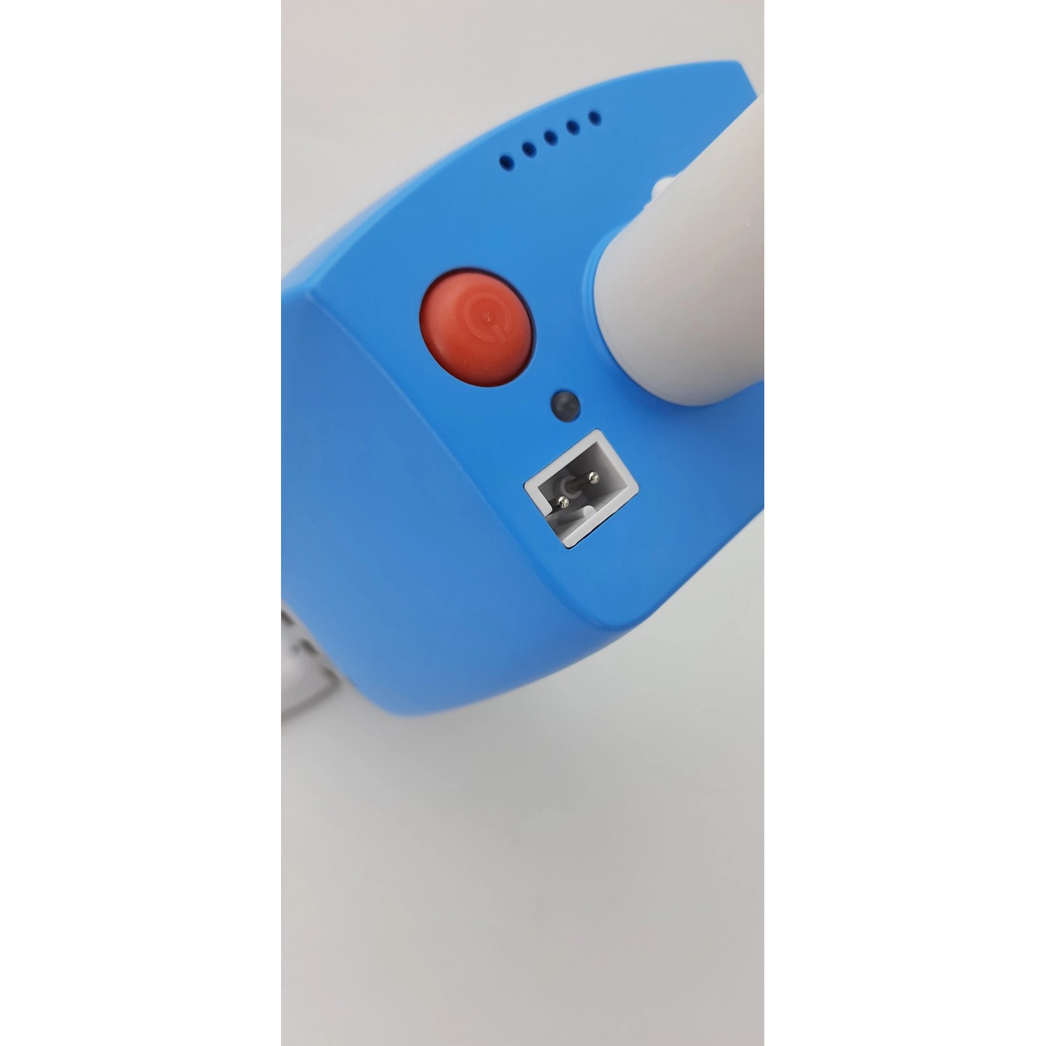 Detailaufnahme des Summer Fun Orca 020H Poolroboters: Blaue Gehäuse, Ladeanschluss und Bedienknopf.