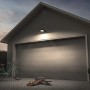 Dunkelgraue Ledvance LED-Außenleuchte Endura Flood 10W mit Sensor an Garage.