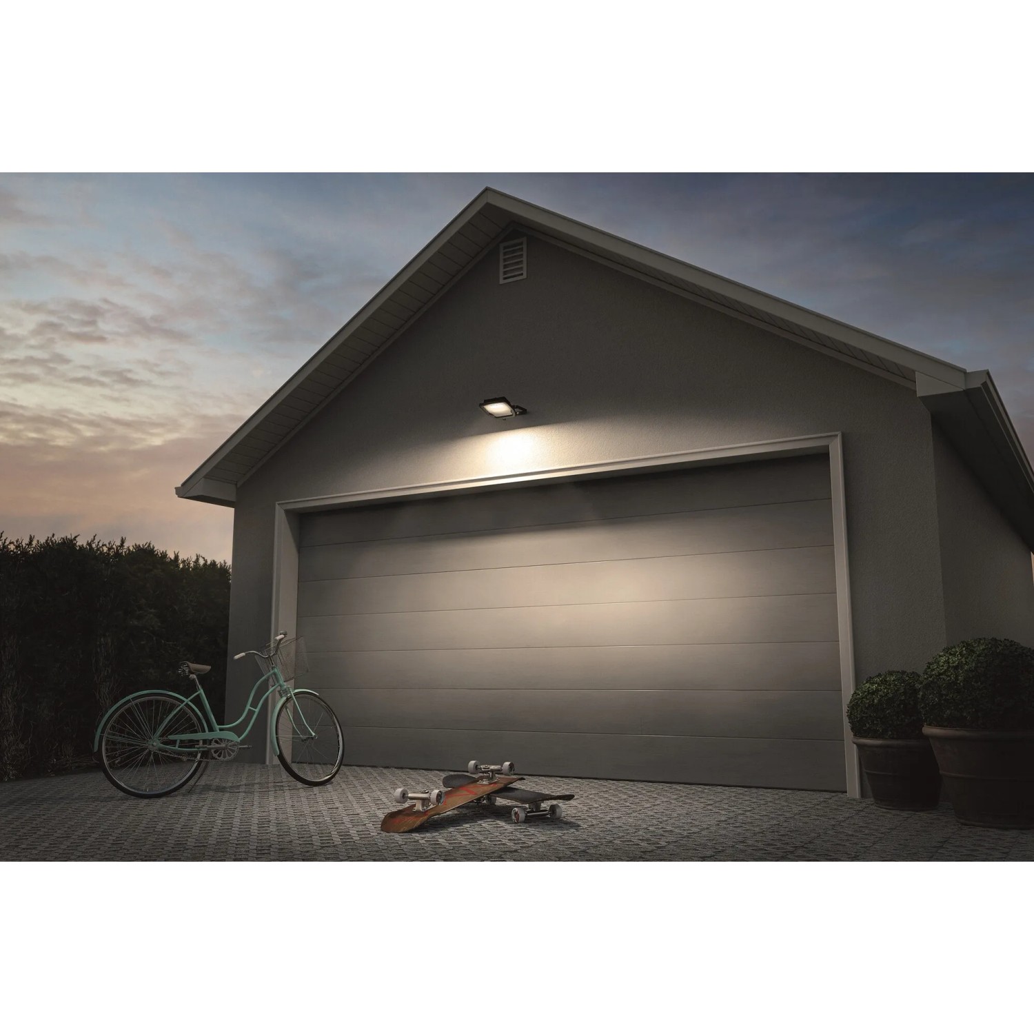 Dunkelgraue Ledvance LED-Außenleuchte Endura Flood 10W mit Sensor an Garage.