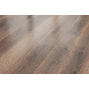 Classen Laminat 8 mm, wasserfest, Eiche Braun, verlegt. Detailaufnahme des Laminatbodens.
