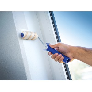 LUX Dispersionsroller 12 cm im Einsatz: Farbroller mit blauem Griff für gleichmäßigen Farbauftrag auf Wand.
