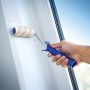 LUX Dispersionsroller 12 cm im Einsatz: Farbroller mit blauem Griff für gleichmäßigen Farbauftrag auf Wand.