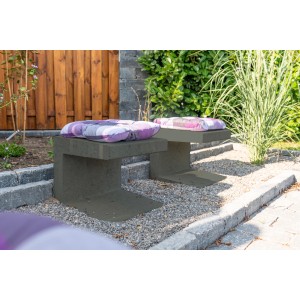 Diephaus U-Steine in Anthrazit als Gartenmöbel mit Kissen.