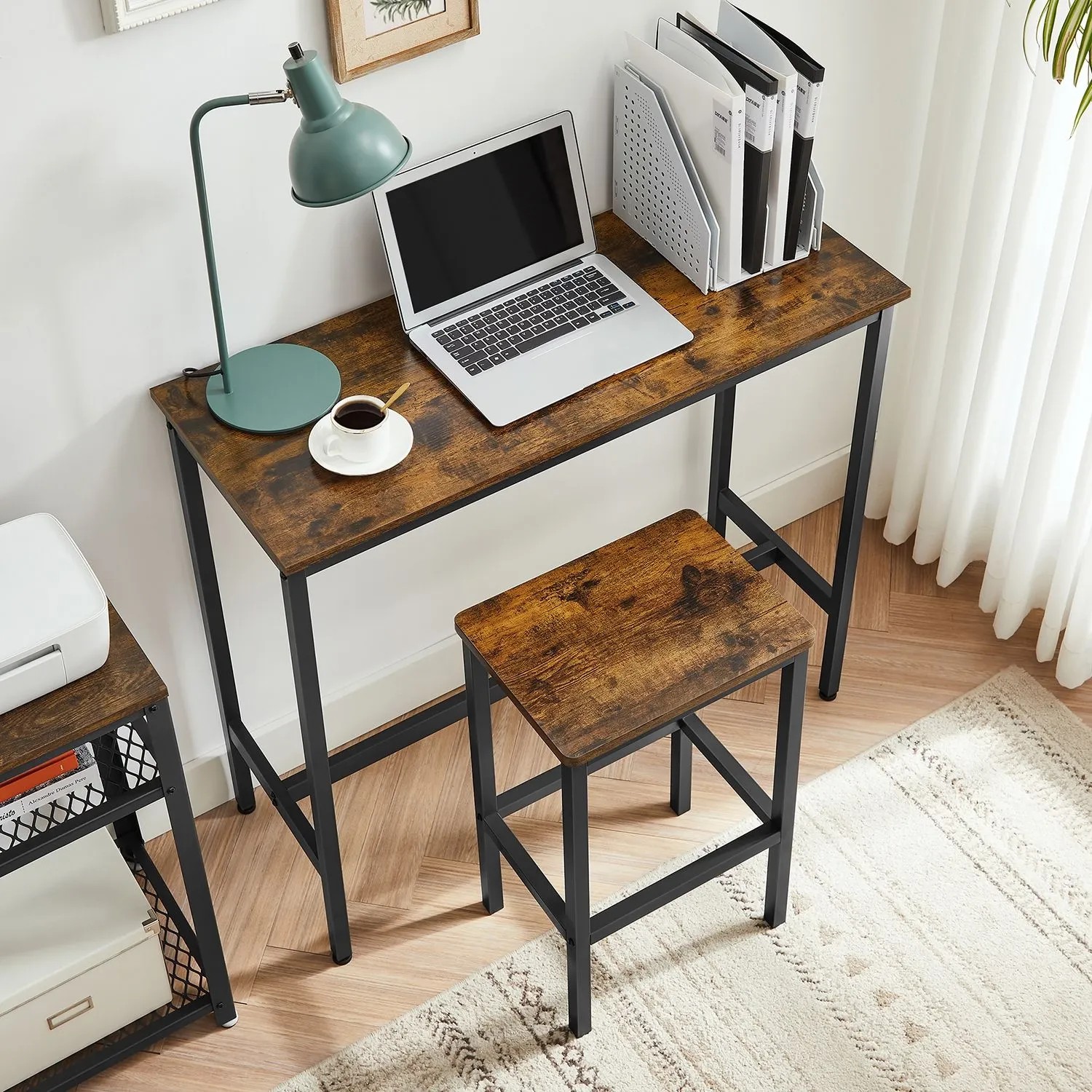 Vasagle Stehtisch-Set mit 2 Hockern in Braun und Schwarz, ideal für Küche oder Wohnzimmer.