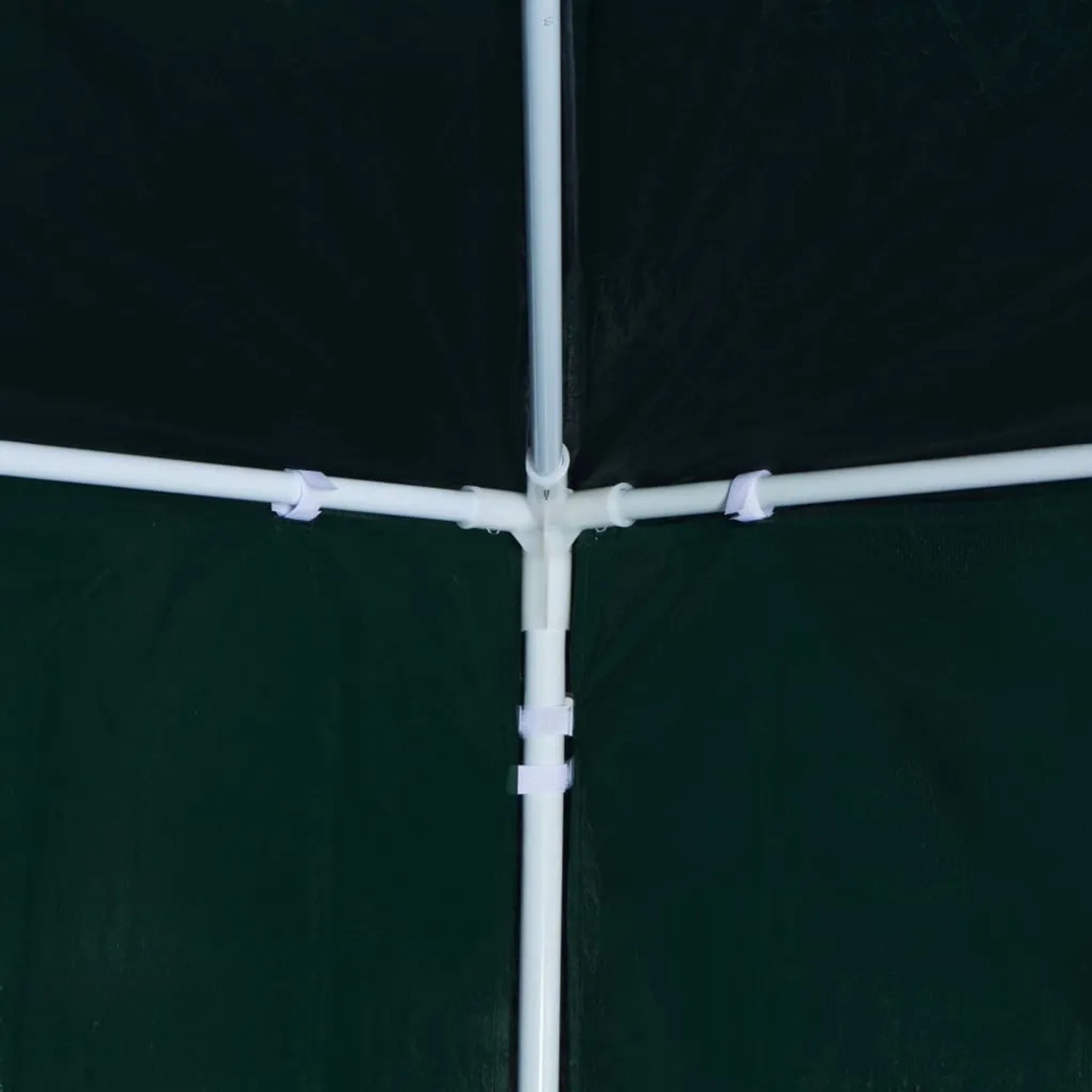 Detailaufnahme vom Gestänge eines grünen 3x6 m Partyzelts von vidaXL.