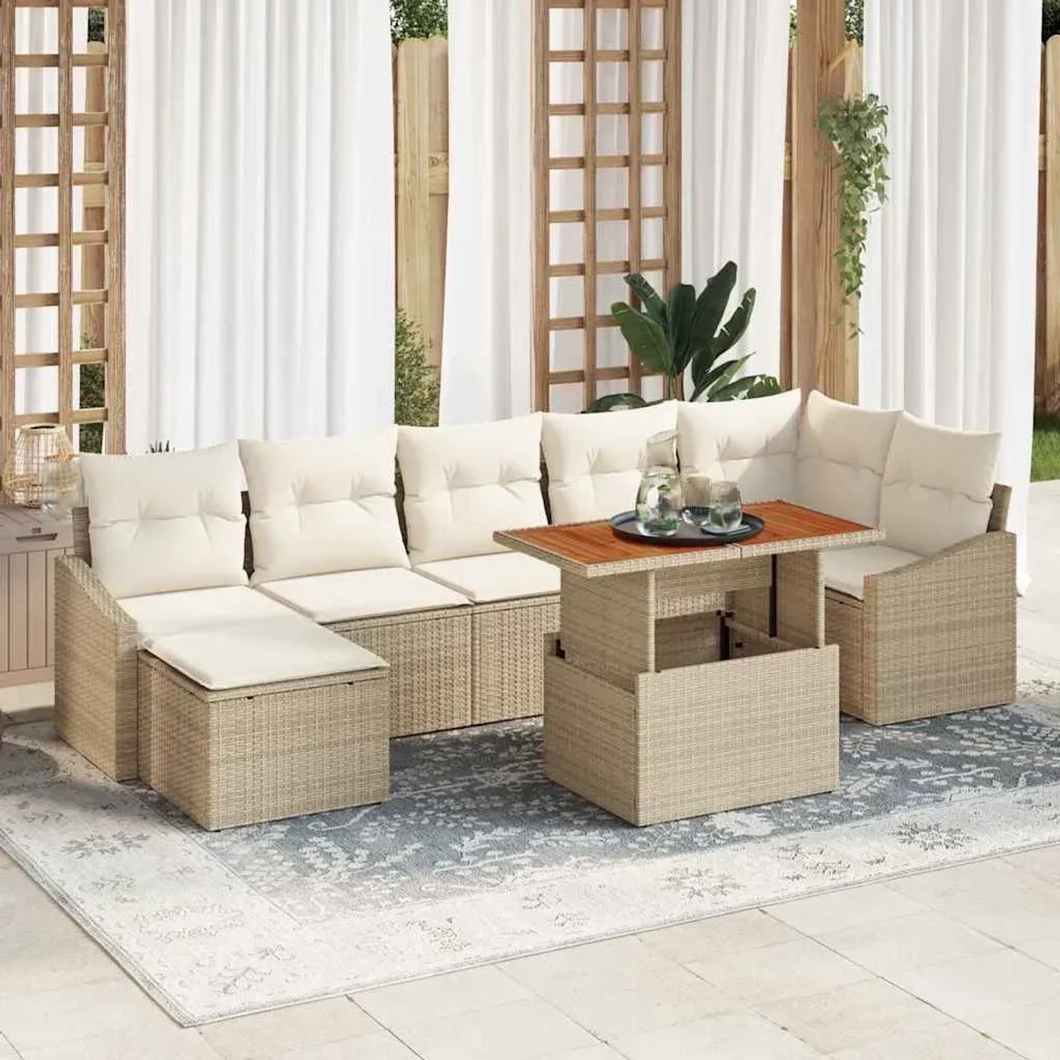 8-teiliges Garten-Sofa-Set aus Poly Rattan in Beige mit Tisch und Kissen.