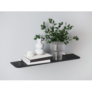 Schwarzes Glasregal Bransley (60x15cm) mit Deko-Objekten an der Wand.