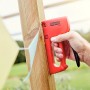 Rapid Handtacker R53 in Aktion: Befestigen einer Girlande an einem Holzpfosten.