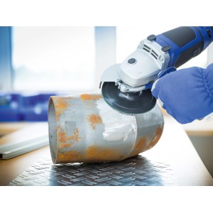 LUX Fiberscheibe Classic im Einsatz: Winkelschleifer beim Entrosten eines Metallrohrs.