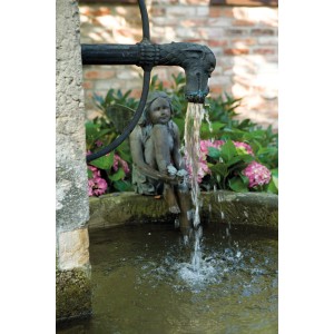 Wasserspiel mit Oase Aquarius Universal 440 Pumpe und Mädchenfigur im Garten.