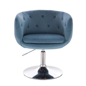 Blauer Svita Panama Loungesessel im Retro-Design. Gepolsterter Cocktailsessel mit Samtoptik, drehbar und höhenverstellbar auf Tellerfuß aus Metall.