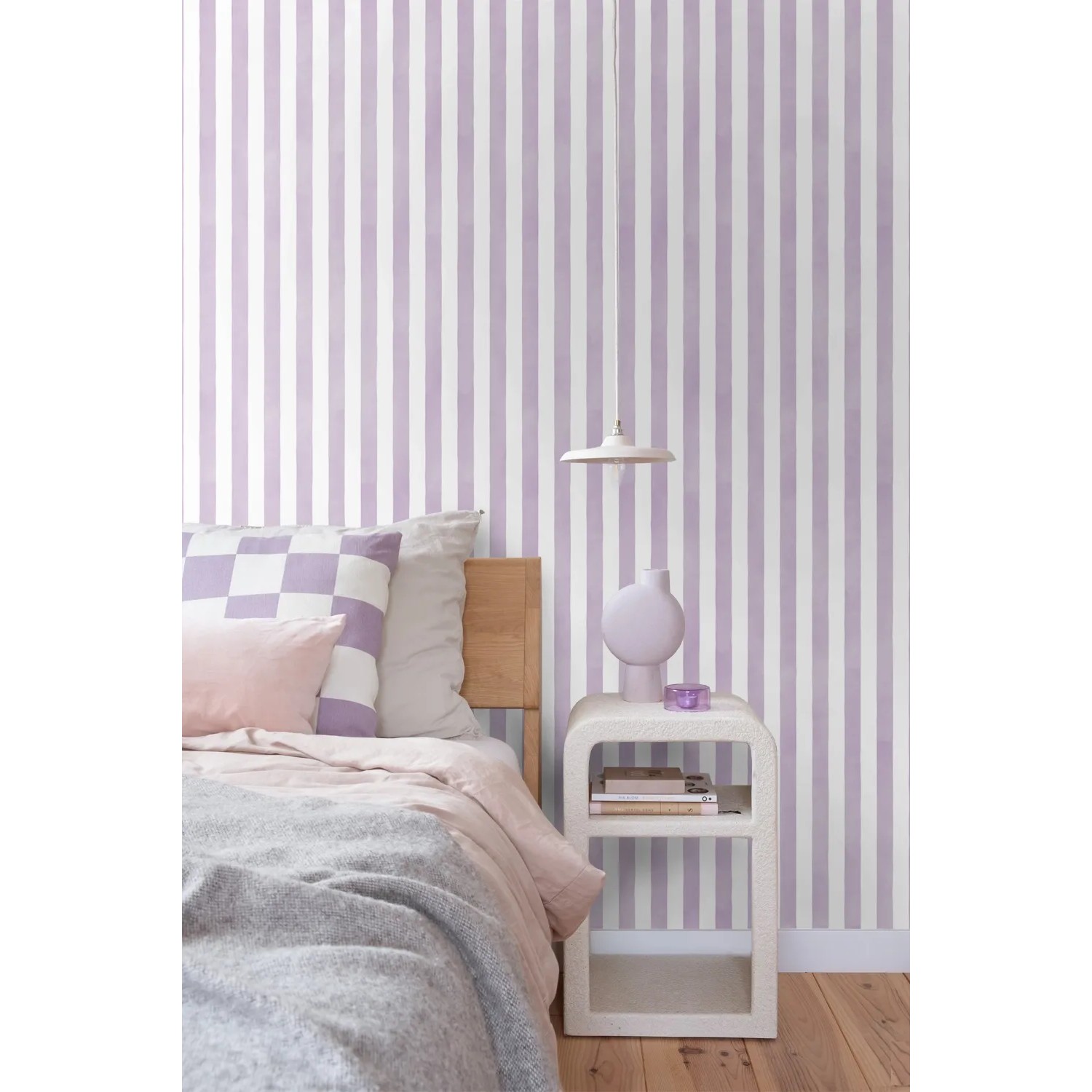 ESTAhome Streifentapete in Lila und Weiß im Schlafzimmer, Dekorative Tapete.