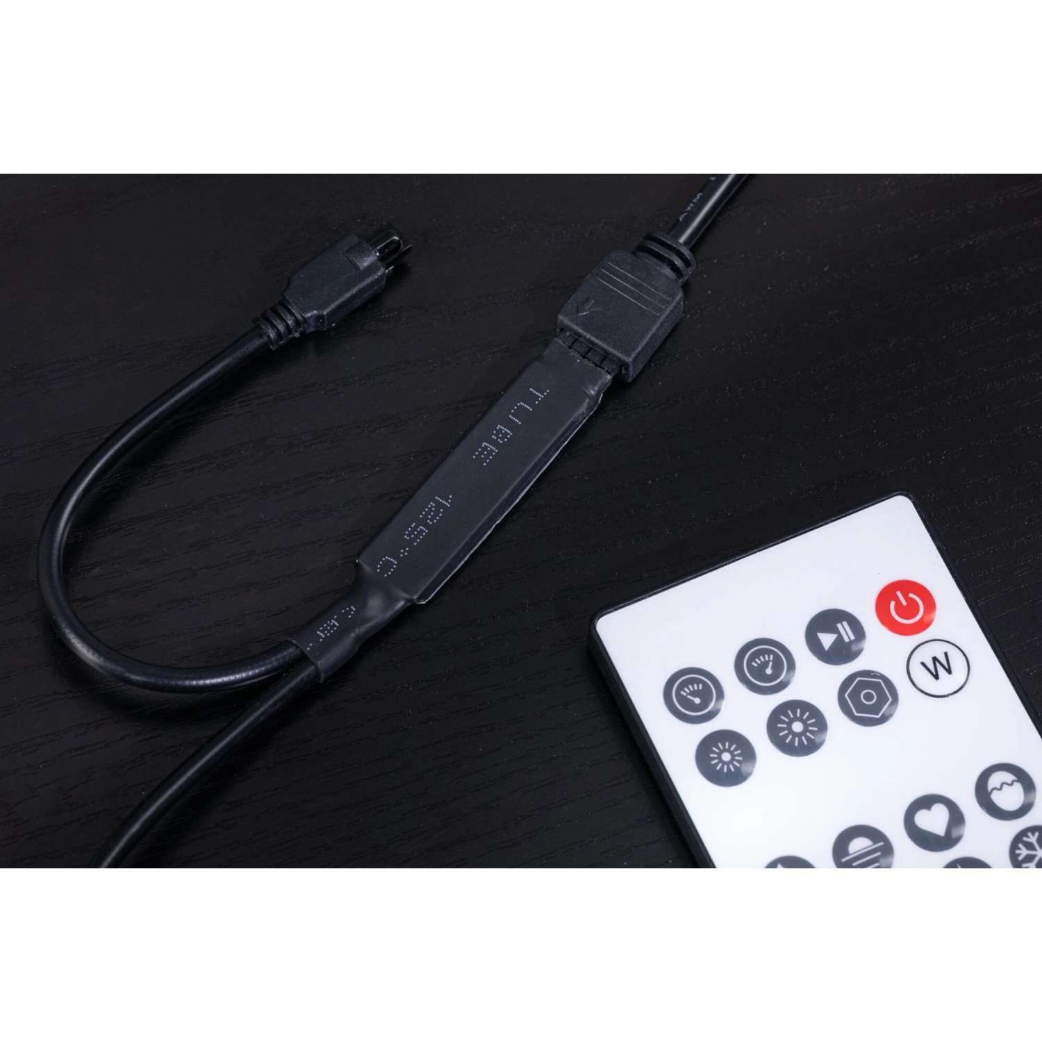 Detailaufnahme der Fernbedienung und des Kabels der Paulmann LED Lichtsäule.