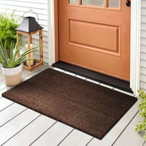 Braune KARAT Kokosmatte 50x80 cm als Fußabtreter vor einer Haustür.