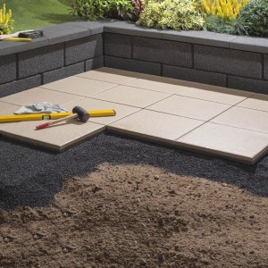 Anthrazit Gartenmauer aus Beton, 50x20x25 cm, als Grundstückseinfassung oder Hangbefestigung.