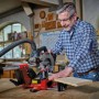 Einhell Zug-Kapp-Gehrungssäge TE-SM 2131 Dual in Nutzung mit Holzwerkstück.