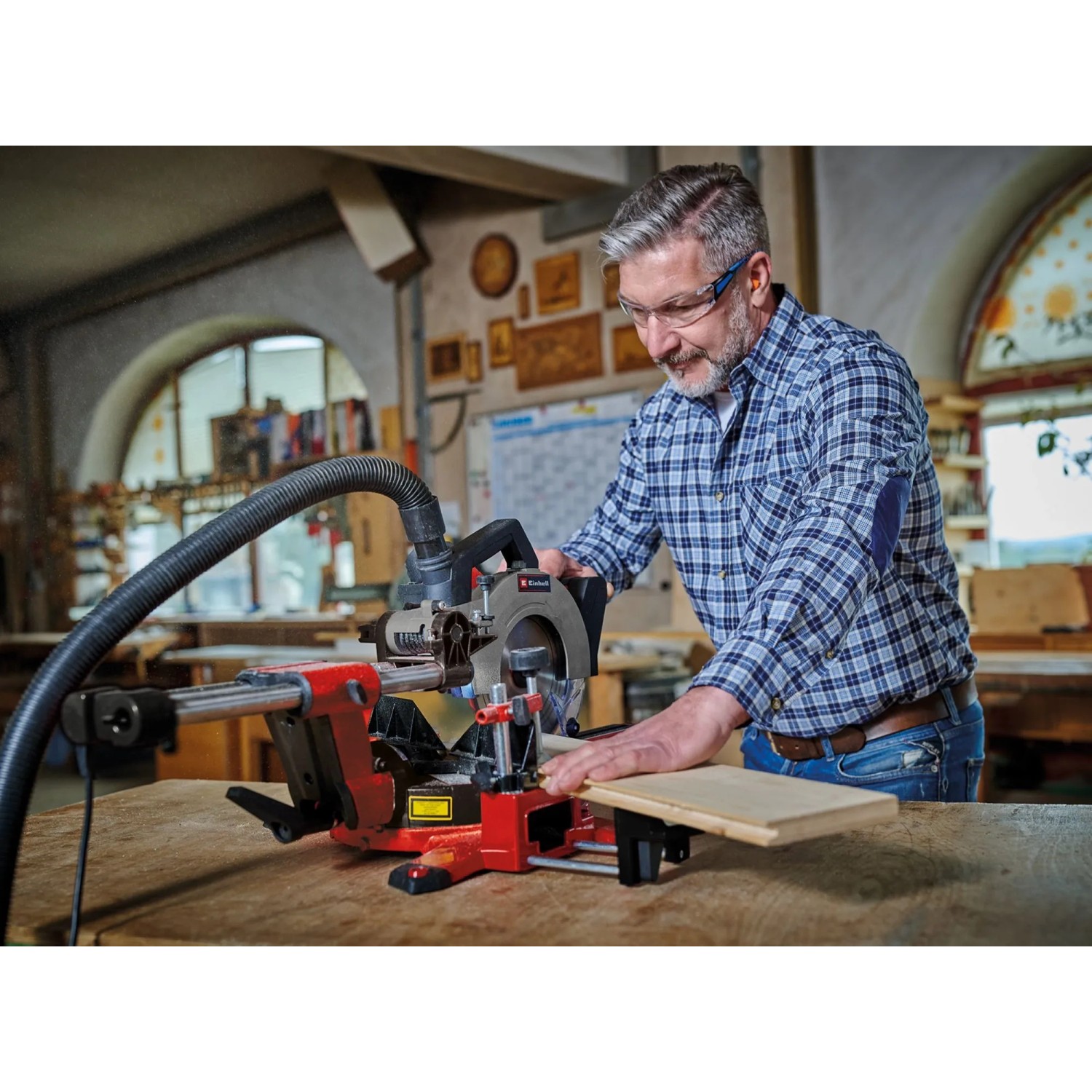 Einhell Zug-Kapp-Gehrungssäge TE-SM 2131 Dual in Nutzung mit Holzwerkstück.