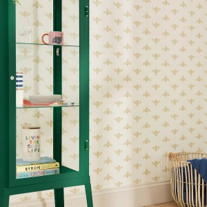 Joules Vliestapete Block Print Bee Antique Gold Gelb mit Bienenmuster im Raum.