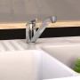 Eisl GRANDE VITA CLASSIC Niederdruck Spültischarmatur in Chrom auf einer weißen Spüle.