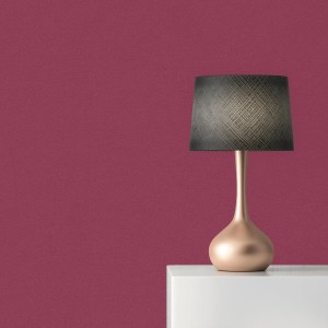Tadessi Unitapete in Lila mit Lampe auf weißem Tisch, Vliestapete für Wandgestaltung.