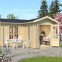 Lasita Maja Gartenhaus Portsmouth 44, naturbelassenes Holz, mit überdachter Terrasse und Gartenmöbeln.