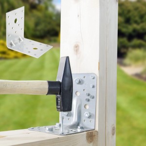 SOTECH Winkelverbinder 90 Grad mit Sicke, feuerverzinkt, an Holzpfosten montiert. Robuster Holzverbinder für stabile Befestigung.