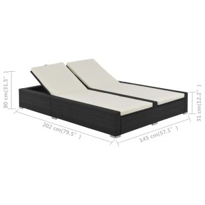 Schwarze Doppel-Sonnenliege aus Poly Rattan mit cremeweißen Kissen. Ideal für den Garten.