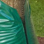 Grüner Tropfbewässerungssack (100 l) mit Reißverschluss am Baumstamm.