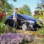Mann wäscht Auto mit Hozelock Flexi Spray 4in1 Gartenbrause. Multifunktionale Wasserbrause mit flexiblem Korpus.