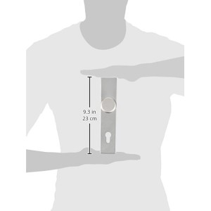 Abus Schutzbeschlag, naturfarbig eloxiert, Türstärke 52-72mm, von Person gehalten.