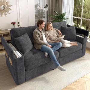 Dunkelgraues Merax 2-Sitzer Chenille Sofa mit Stauraum in Armlehnen und Seitentaschen. Paar liest Buch.